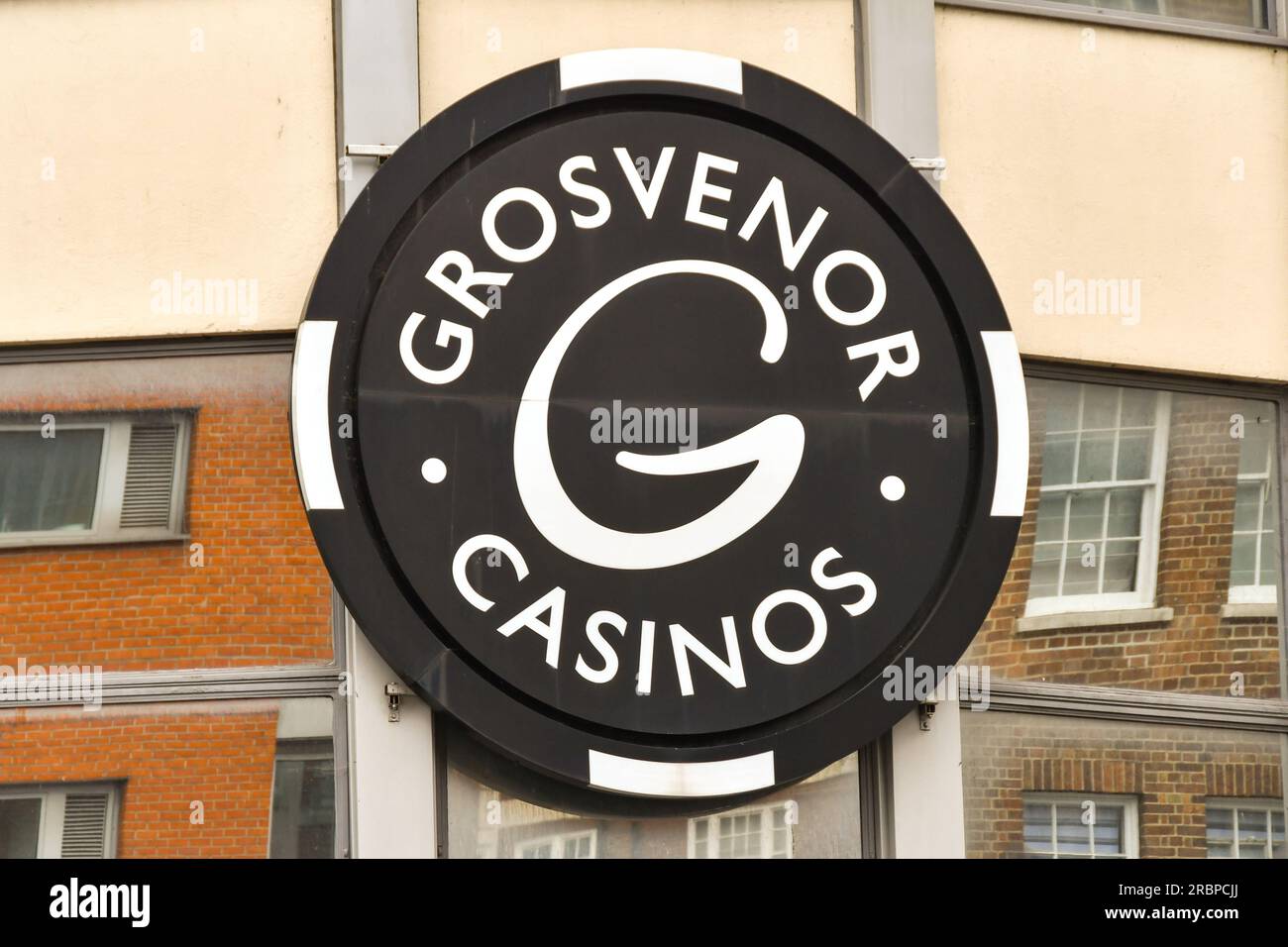 Londres, Inglaterra, Reino Unido - 28 de junio de 2023: Cartel sobre la entrada de uno de los casinos Grosvenor en el centro de Londres. Foto de stock