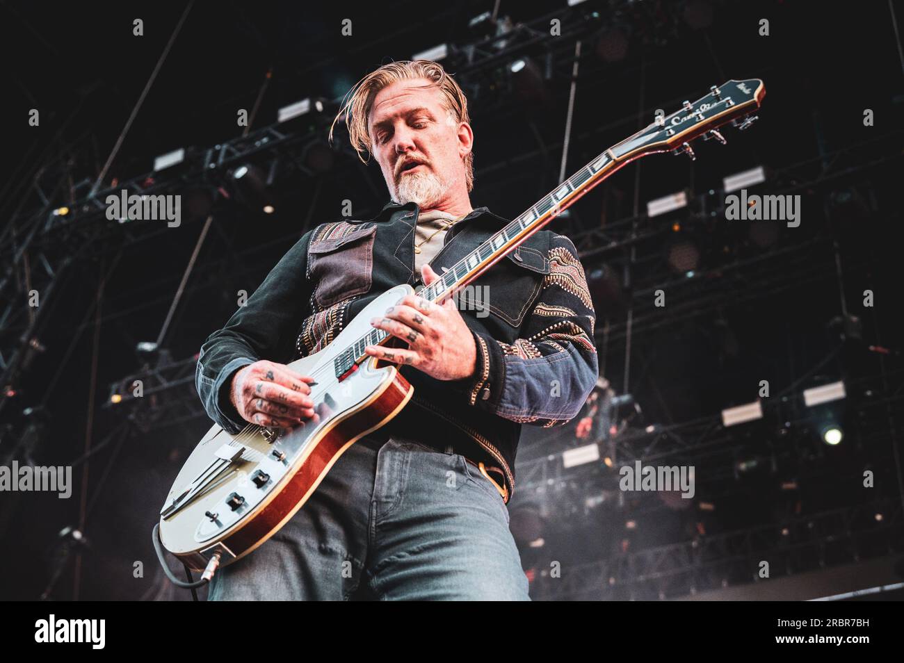 MADRID, MAD COOL FESTIVAL 2023, ESPAÑA: Josh Homme, cantante y guitarrista de la banda de rock estadounidense Queen of the Stone Age (también conocida como QOTSA), actuando en directo en el escenario del Mad Cool Festival 2023. Foto de stock