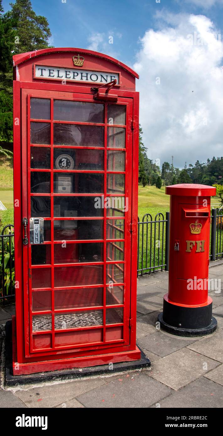 Caja de teléfono roja y buzón Fraser Hill Colonial Hill Station Malasia Foto de stock