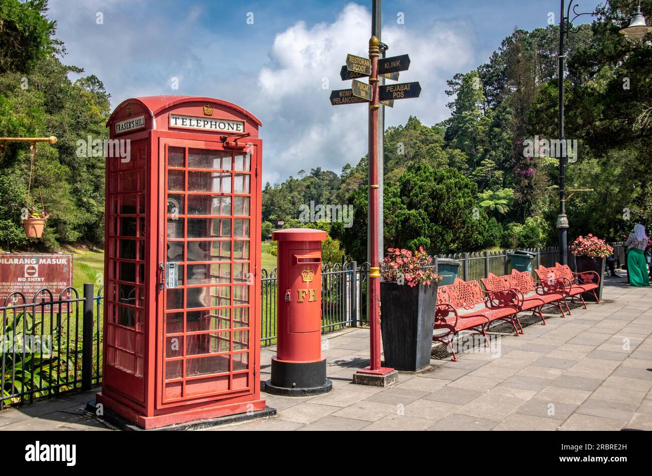 Caja telefónica roja y buzón del centro de la ciudad Fraser Hill Colonial Hill Station Malasia Foto de stock