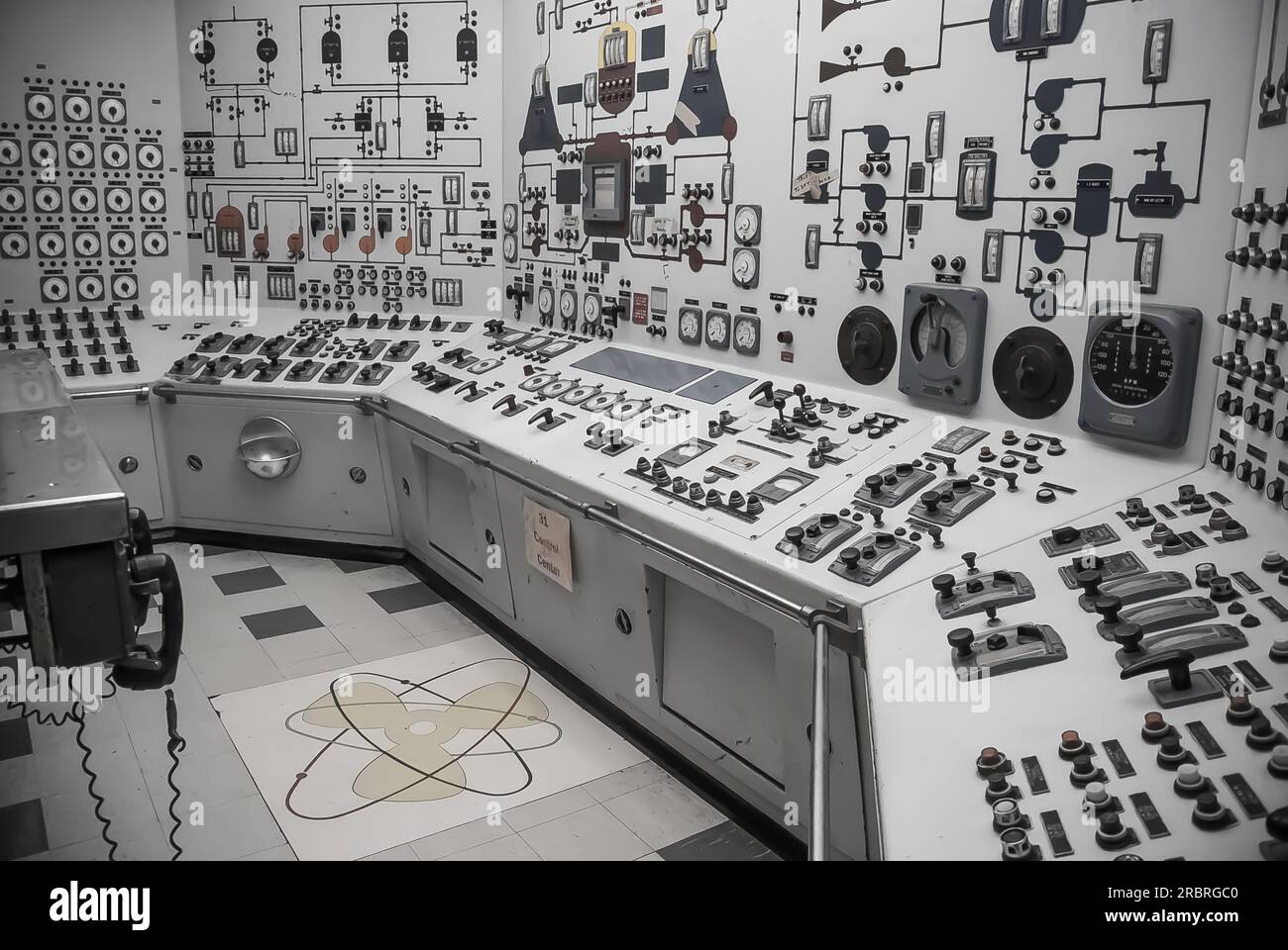 Dentro de la sala de control del USNS Savannah, un buque de marina mercante con energía nuclear. Foto de stock