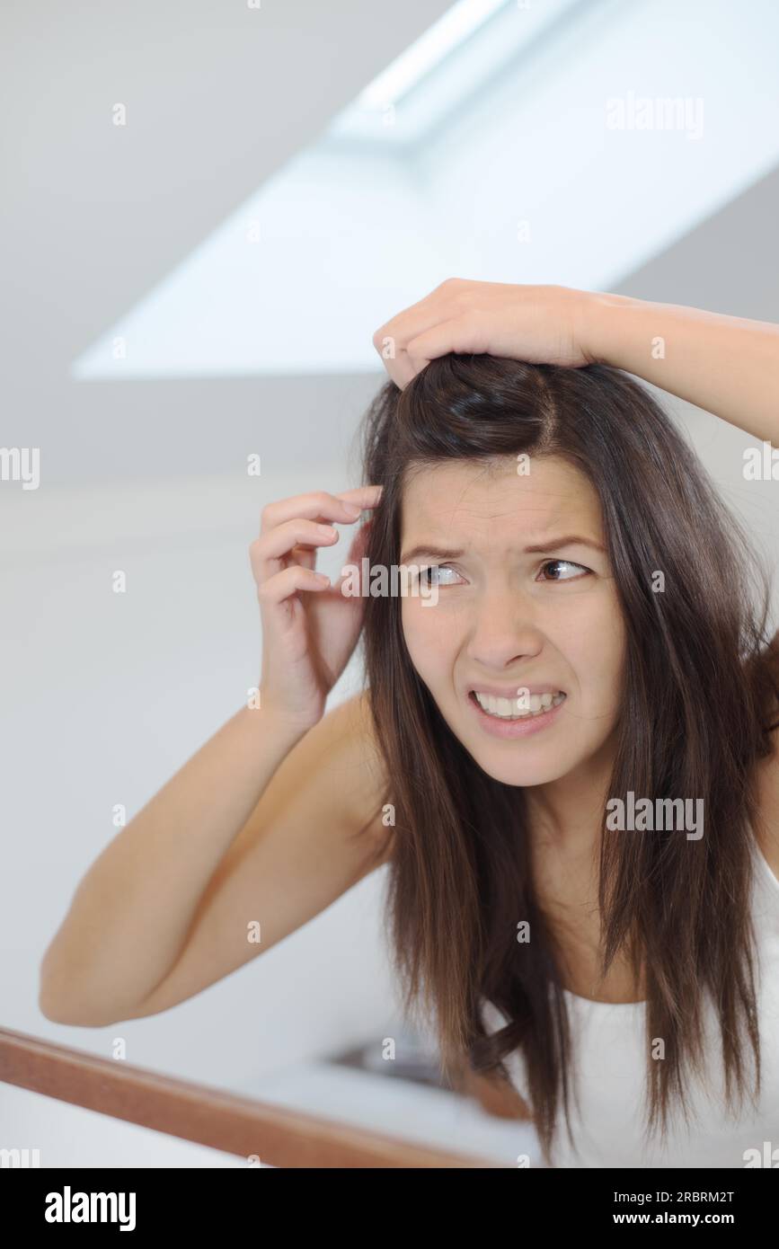 Una Mujer Joven Horrorizada Mirando En El Espejo Del Baño Mirando Boca