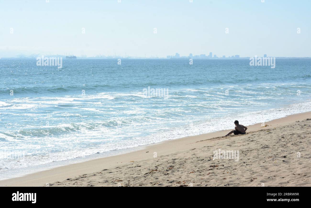 Días soleados en la costa de la playa Foto de stock