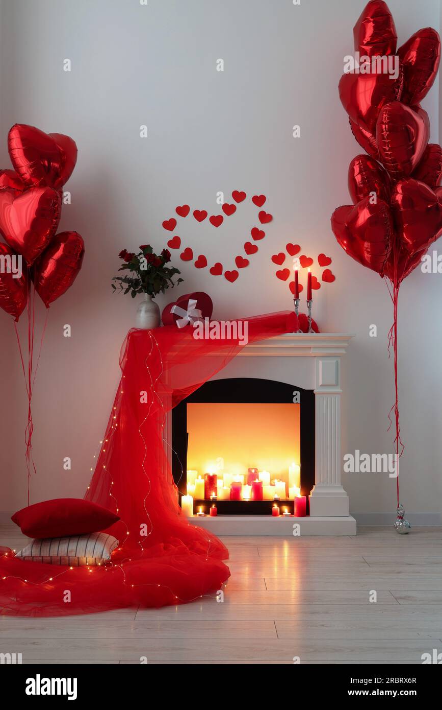 Elegante habitación con chimenea y decoración para el día de San Valentín.  Diseño de interiores Fotografía de stock - Alamy