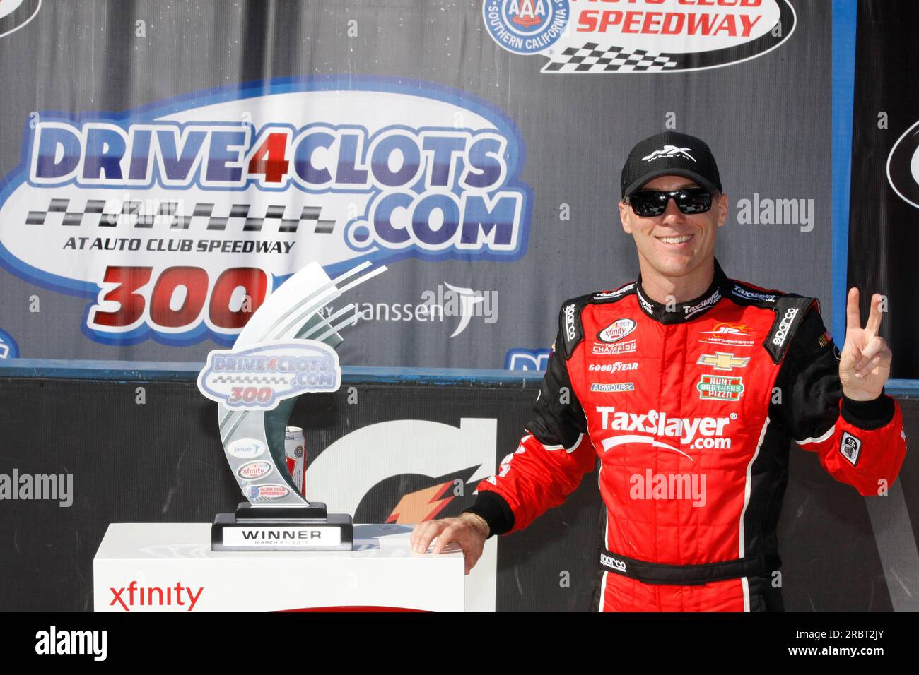 Fontana, CA, 21 de marzo de 2015: Kevin Harvick (88) gana el Drive4Clots.com 300 en el Auto Club Speedway en Fontana, CA Foto de stock