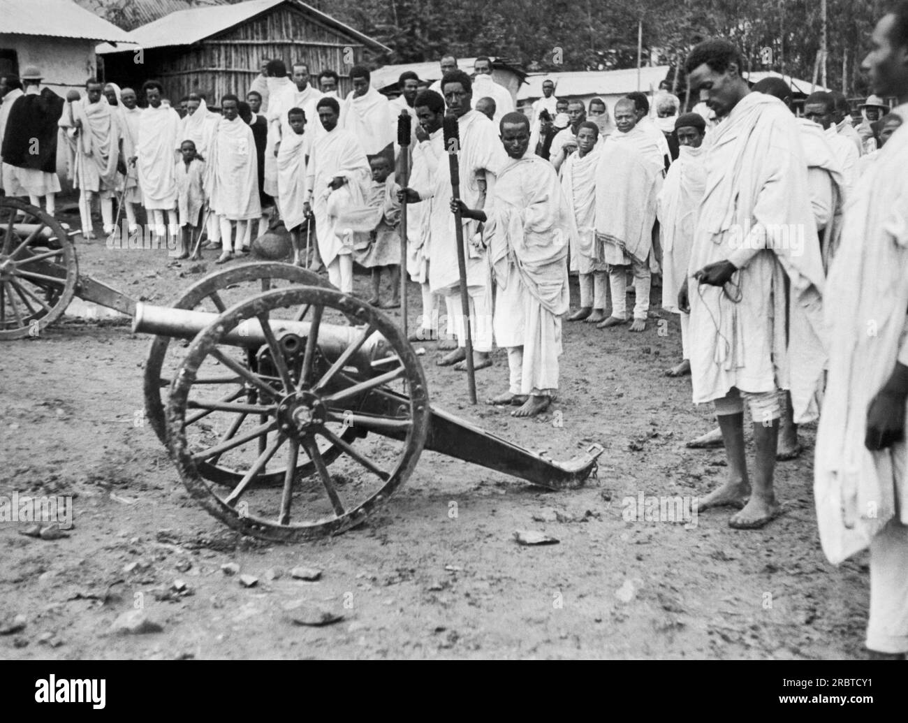 Ethiopa c. 1935 Soldados etíopes lanzando un saludo a su emperador