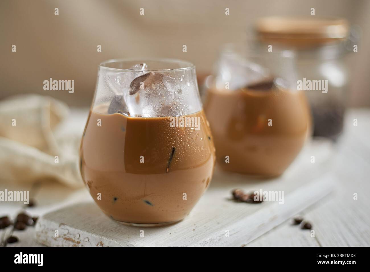 https://c8.alamy.com/compes/2rbtmd3/refrescante-cafe-con-leche-helado-en-un-vaso-enfoque-selectivo-2rbtmd3.jpg