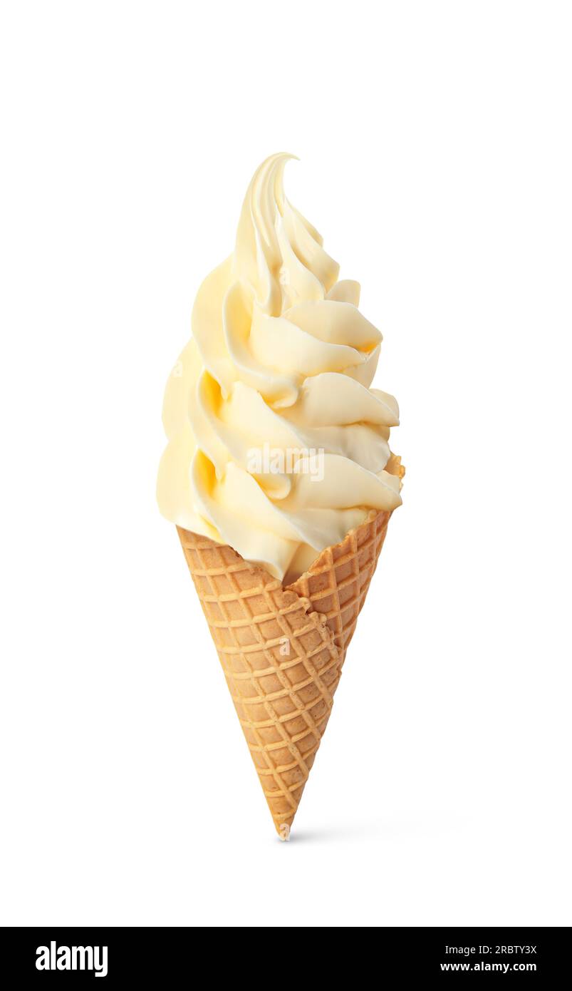 Delicioso suave servir helado de vainilla en cono crujiente aislado en blanco Foto de stock