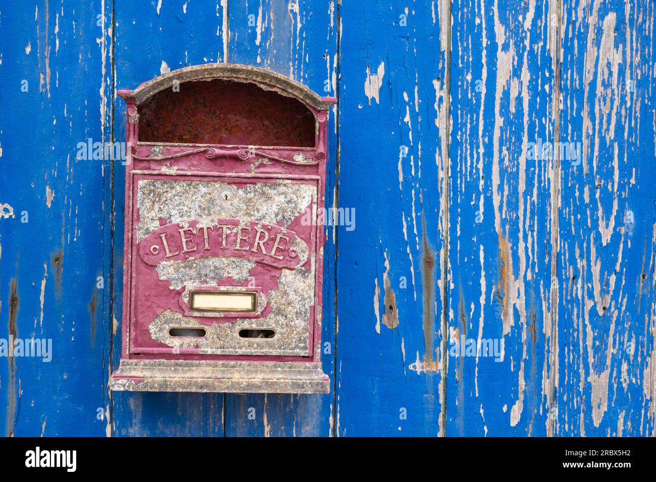 Puerta con un buzón rojo vintage fotografías e imágenes de alta resolución  - Alamy