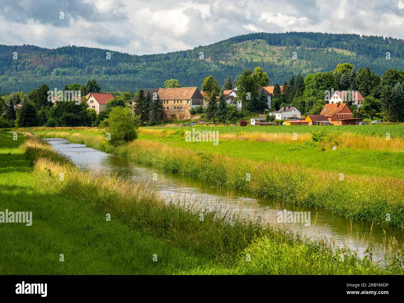 Río Lusatian Neisse en el área tri-fronteriza cerca de Hradek nad Nisou, visto desde el lado checo Foto de stock