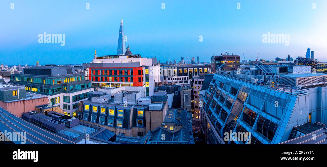 Londres, Inglaterra, Reino Unido - 7 de julio de 2023, Vista panorámica desde arriba en los tejados de los edificios urbanos modernos más famosos en el centro de Londres Foto de stock