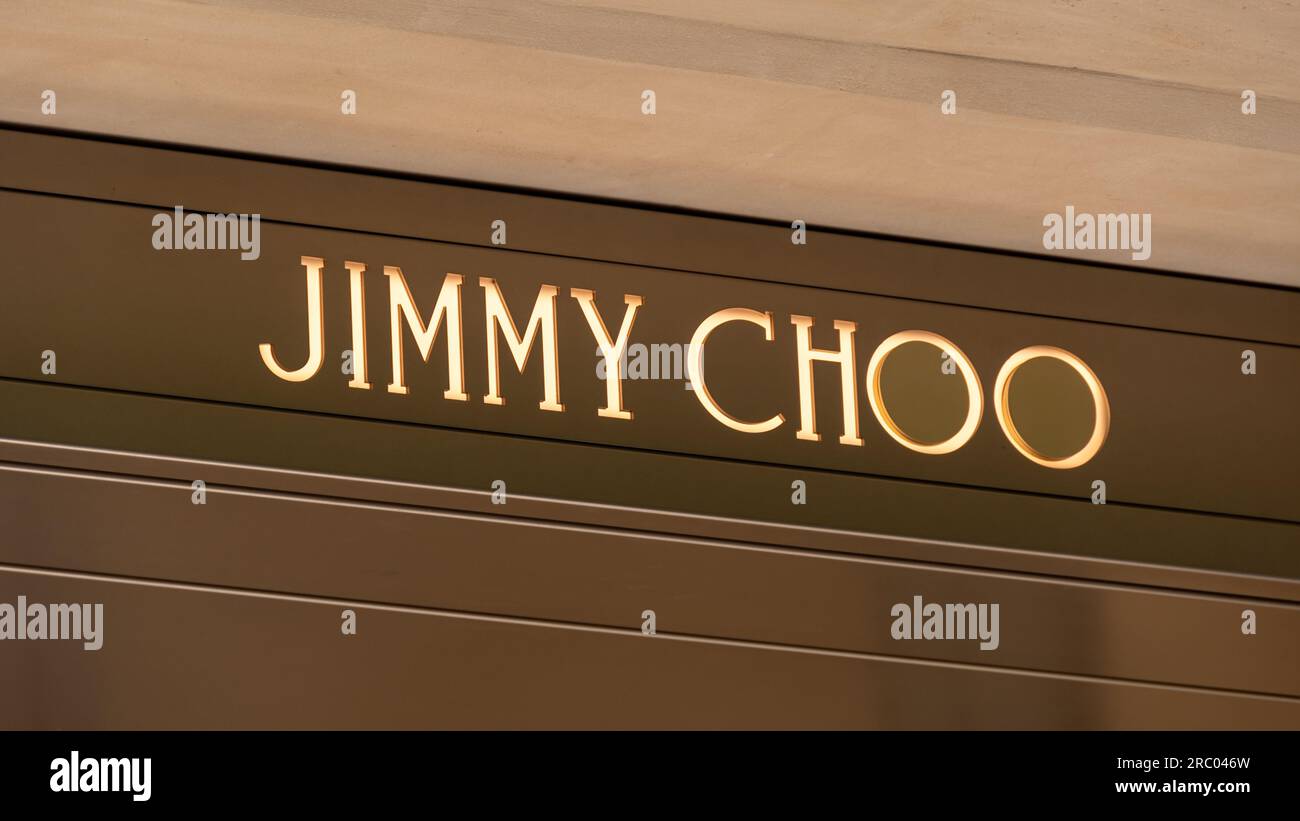 Cartel de una tienda Jimmy Choo en el distrito de los Campos Elíseos de París, Francia. Jimmy Choo es una marca británica especializada en zapatos de lujo Foto de stock