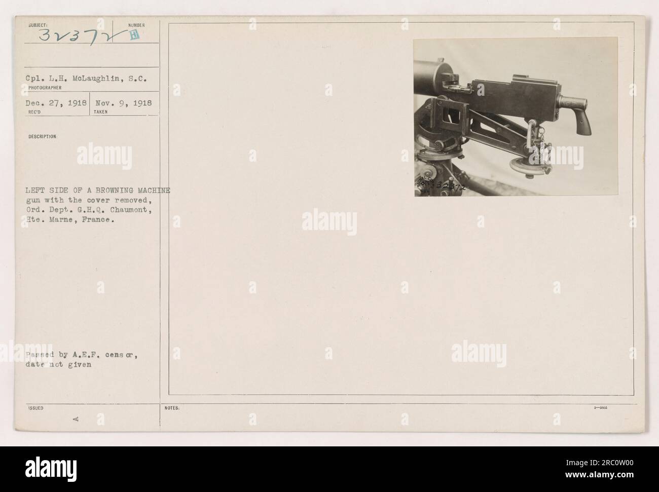 CPL. L.H. McLaughlin, Carolina del Sur, fotografió el lado izquierdo de una ametralladora Browning con su cubierta quitada en el Ord. Dpto. G.H.Q. Chaumont, Ete. Marne, Francia el 9 de noviembre de 1918. La fotografía fue procesada por censores de A.E.P. y se tomó una descripción detallada. Foto de stock