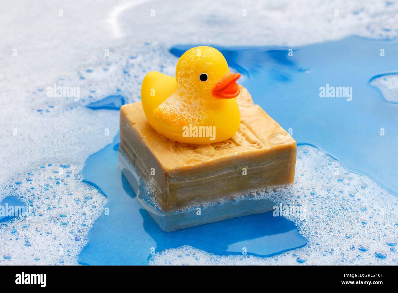 Patito de goma amarillo en espuma de jabón. juguete de baño para bebés.