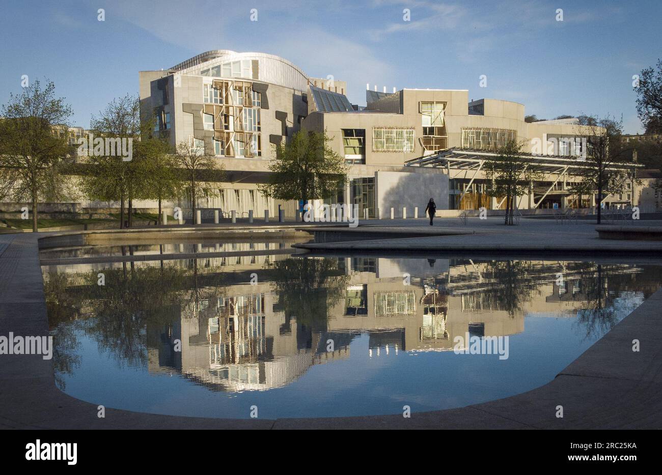 Foto de archivo fechada el 29/04/21 del edificio del Parlamento escocés en Holyrood en Edimburgo. Se están buscando opiniones sobre el proceso de contratación pública, casi una década después de las reformas que tenían como objetivo impulsar el bienestar en las zonas locales. La Ley de Reforma de las Contrataciones (Escocia) de 2014 introdujo una serie de cambios en el proceso de contratación del sector público, con el objetivo de facilitar a las pequeñas empresas la entrada de ofertas de contratos. Fecha de emisión: Miércoles 12 de julio de 2023. Foto de stock