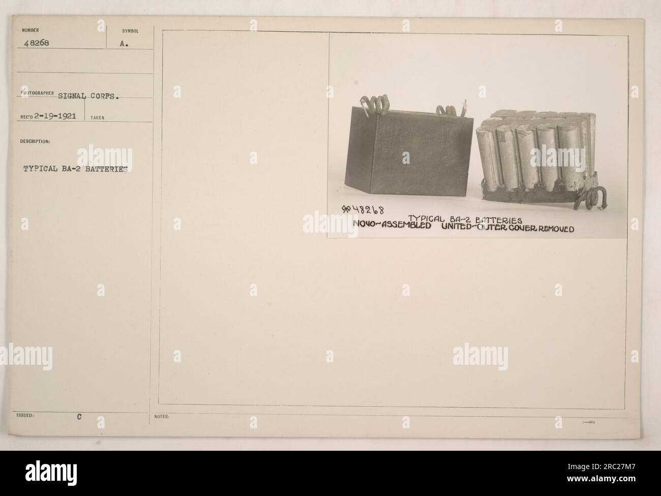 Imagen que representa una batería BA-2 típica, número de identificación 48268, tomada el 19 de febrero de 1921 por un fotógrafo del Cuerpo de Señales. La batería se muestra con la cubierta exterior quitada, y la fotografía incluye notas de anotación que mencionan su símbolo emitido 'A' y la frase 'NOVO-assembled United-Outer Cover removed'. Foto de stock