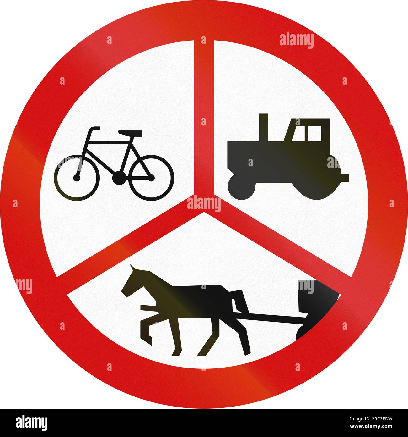 Señal de tráfico polaca: No hay tractores, vehículos de construcción, etc. o carruajes tirados por caballos o bicicletas. Foto de stock
