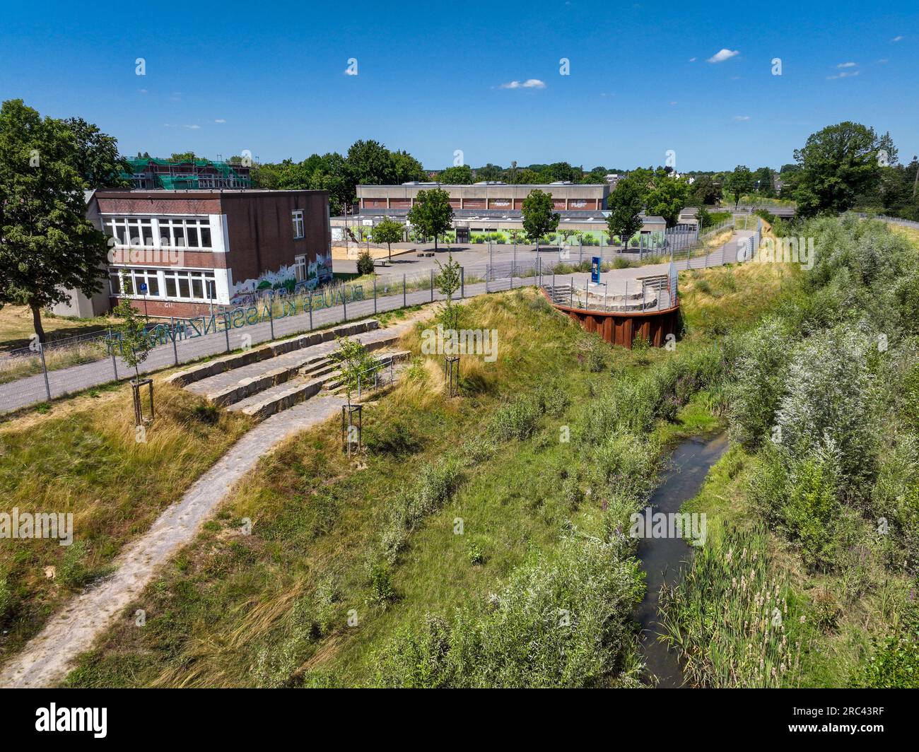 Recklinghausen, Renania del Norte-Westfalia, Alemania - AULA Hellbach renaturalizada y AZUL en la Escuela Integral Käthe Kollwitz. El 'Blue Clas Foto de stock