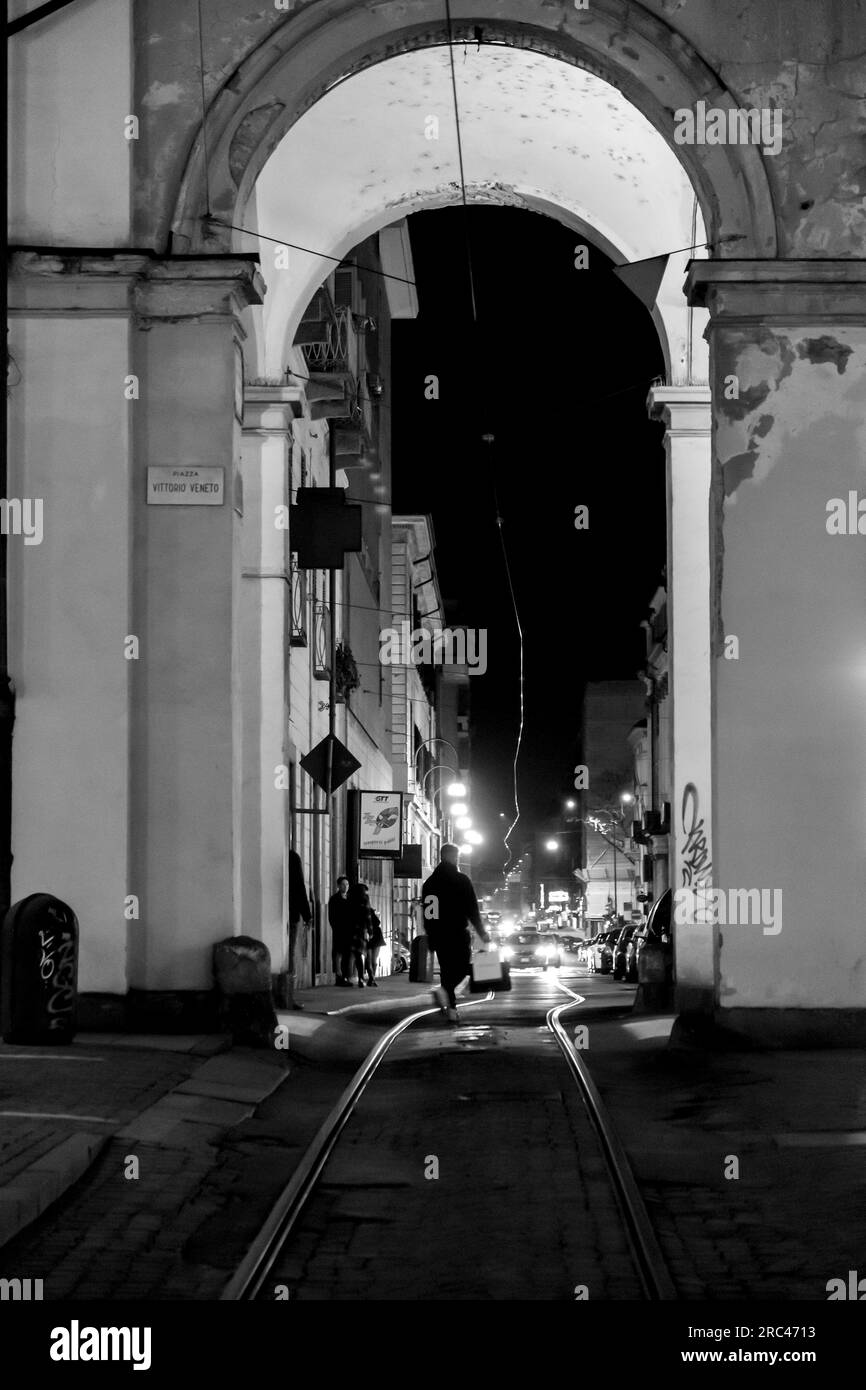 Turín, Italia - 27 de marzo de 2022: Arquitectura típica italiana y vista de la calle en la noche en Turín, Piamonte, Italia. Foto de stock