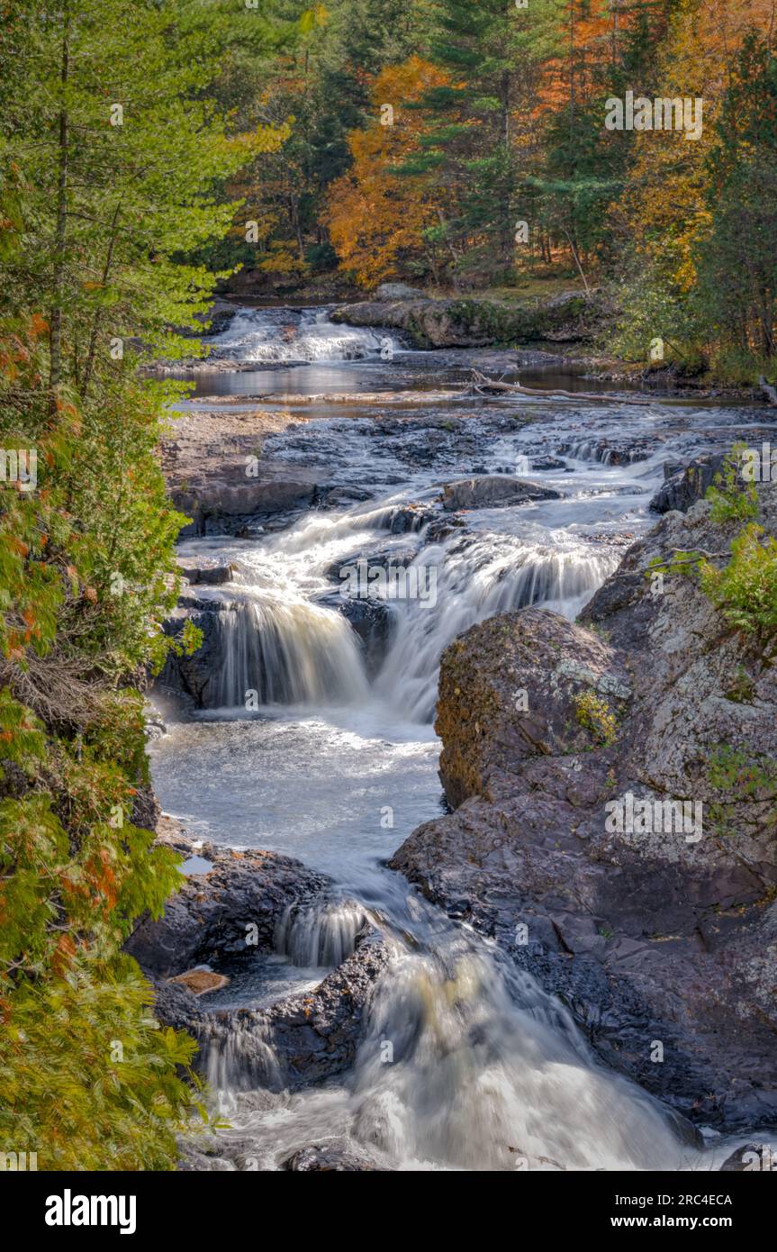 Potato River Falls, una hermosa caída cerca de Gurney Wisconsin, cae 90 pies en el río potato. Parque urbano con campings rústicos disponibles. Foto de stock