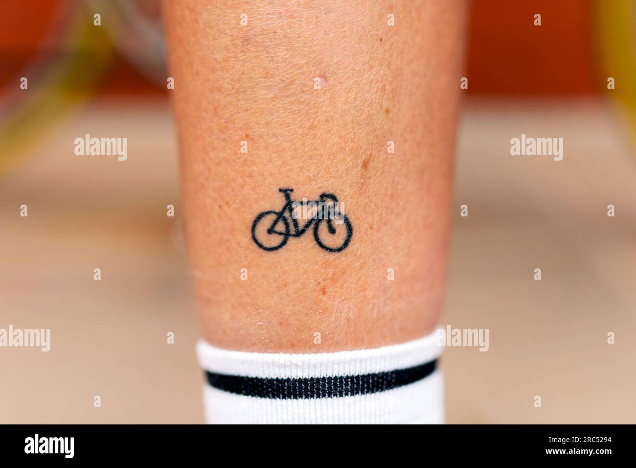 Persona anónima en calcetín negro blanco de la frontera de pie a la luz del  día con el tatuaje temporal del ciclo mínimo en la pierna debajo de la  rodilla contra el