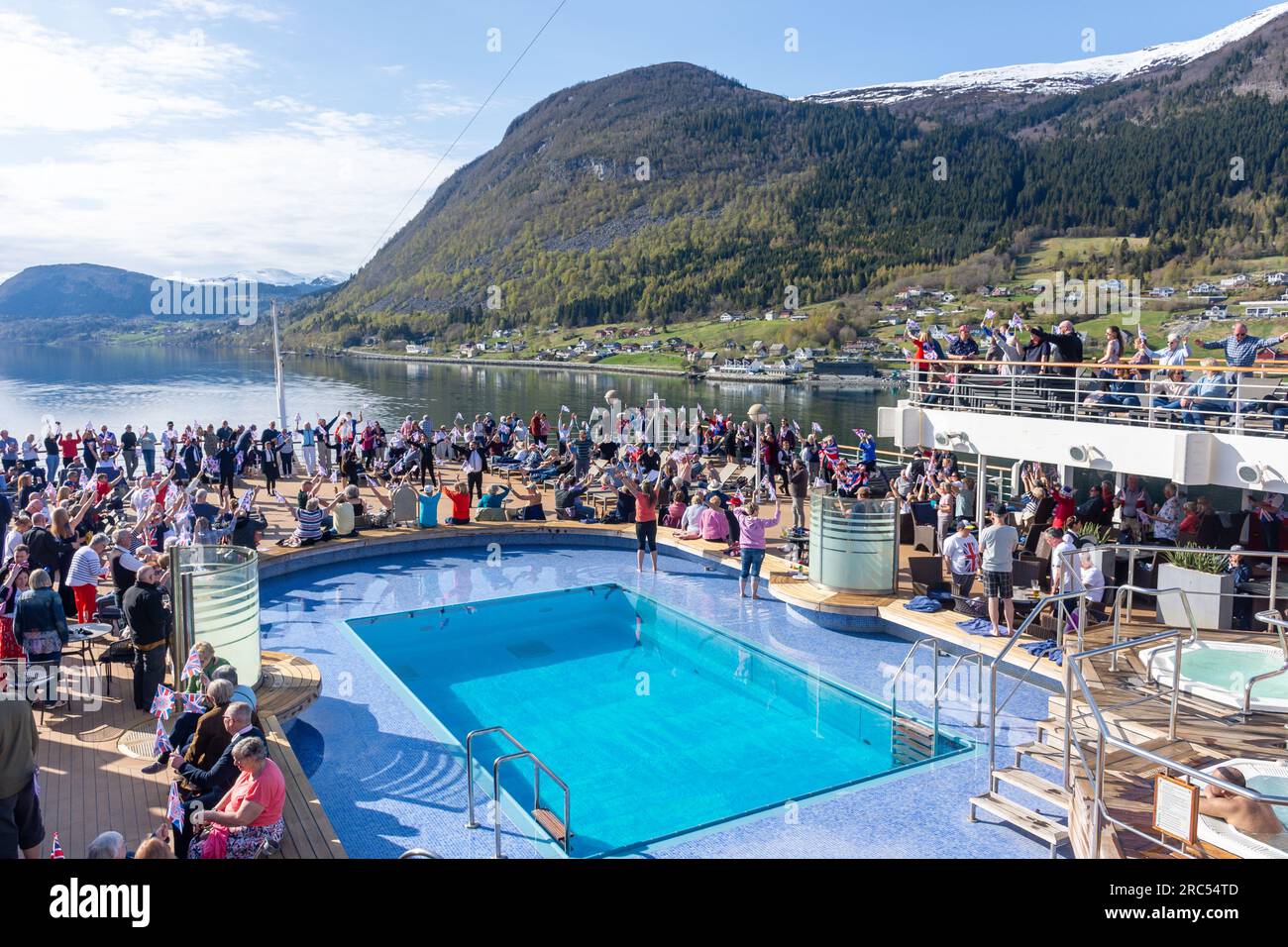 Navegue a bordo del crucero P&O Arcadia con salida de Nordfjordeid, condado de Vestland, Noruega Foto de stock