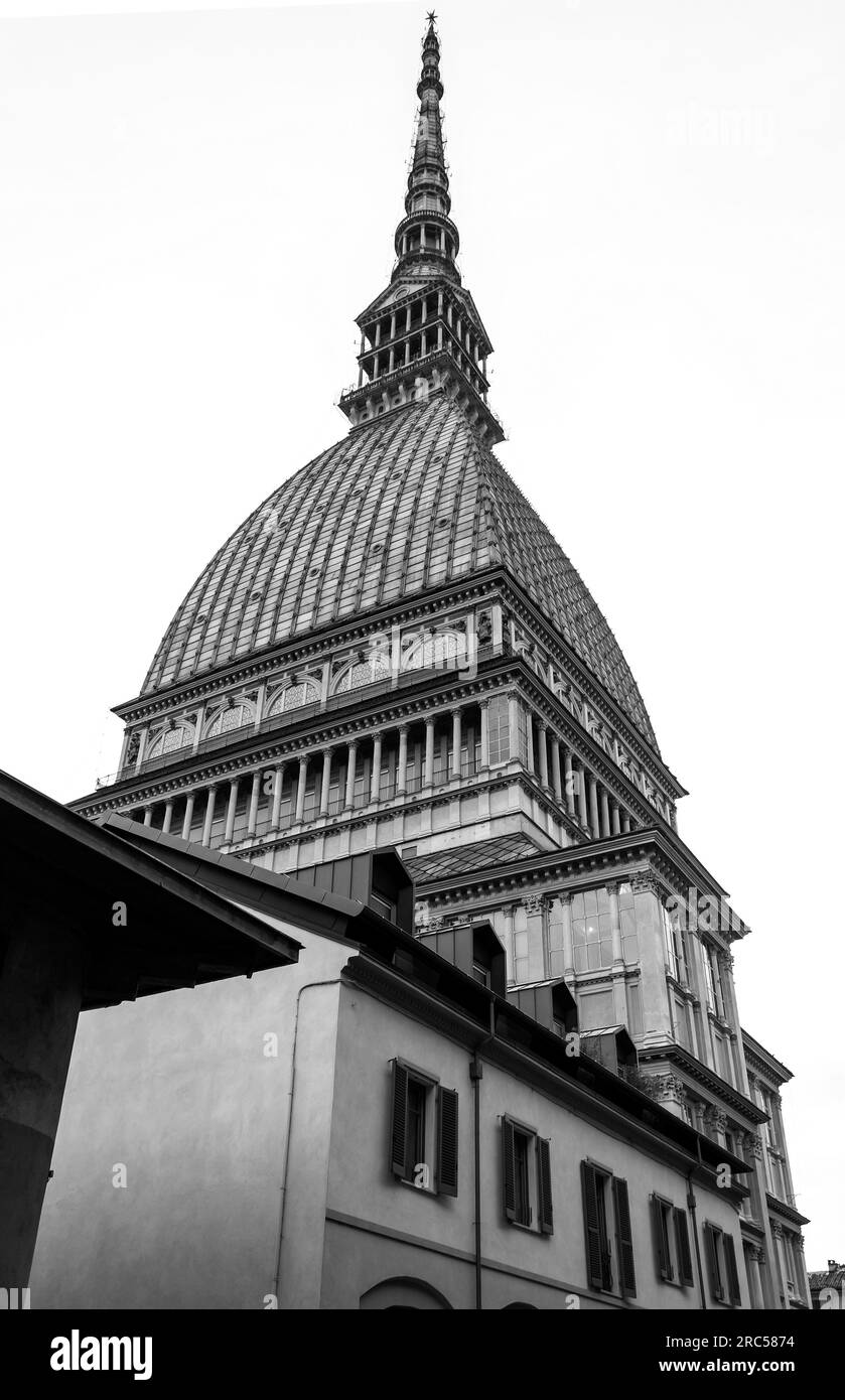El Mole Antonelliana, un importante edificio emblemático de Turín, alberga el Museo Nacional del Cine, el edificio de ladrillo no reforzado más alto del mundo. Foto de stock