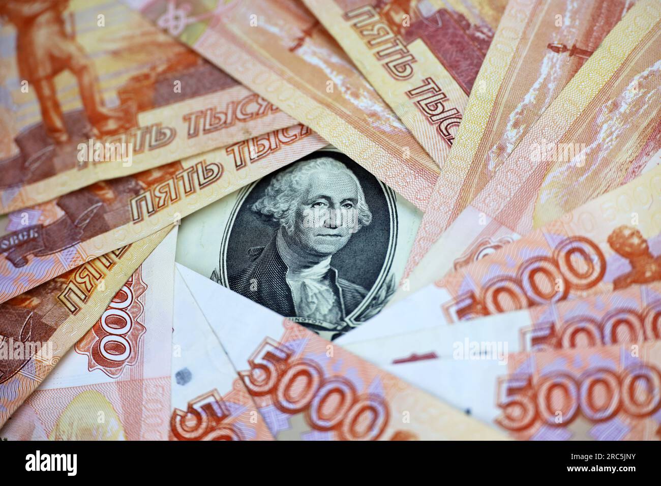 Rublos rusos y billetes en dólares estadounidenses. Concepto de tipo de cambio, sanciones estadounidenses contra la economía de Rusia Foto de stock