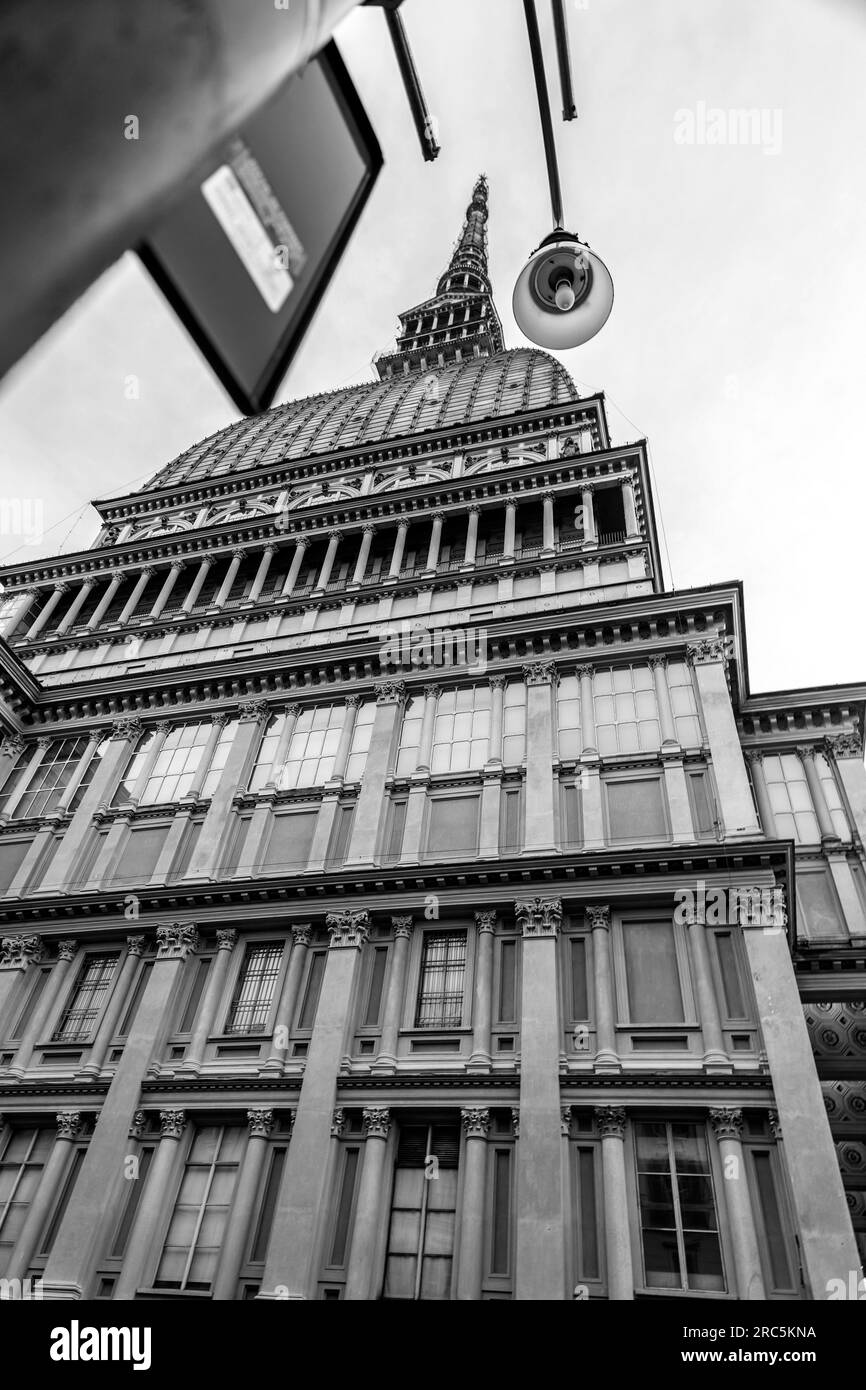 Turín, Italia - 27 de marzo de 2022: La Mole Antonelliana, un importante edificio emblemático de Turín, que alberga el Museo Nacional del Cine, el más alto sin reforzar Foto de stock