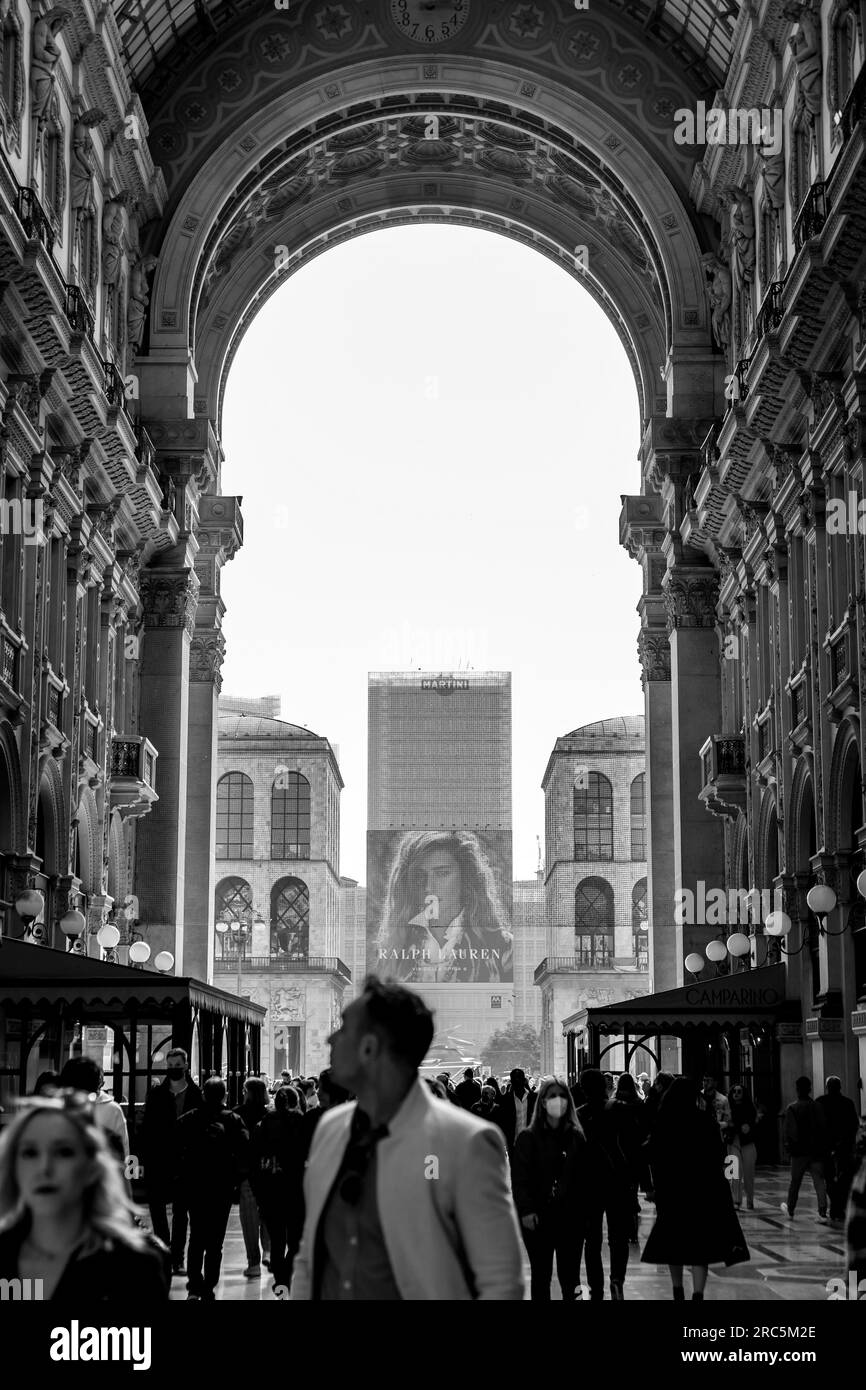 Milán, Italia - 29 de marzo de 2022: La Galleria Vittorio Emanuele II es la galería comercial activa más antigua de Italia y un importante punto de referencia de Milán. Nombrado después de Foto de stock