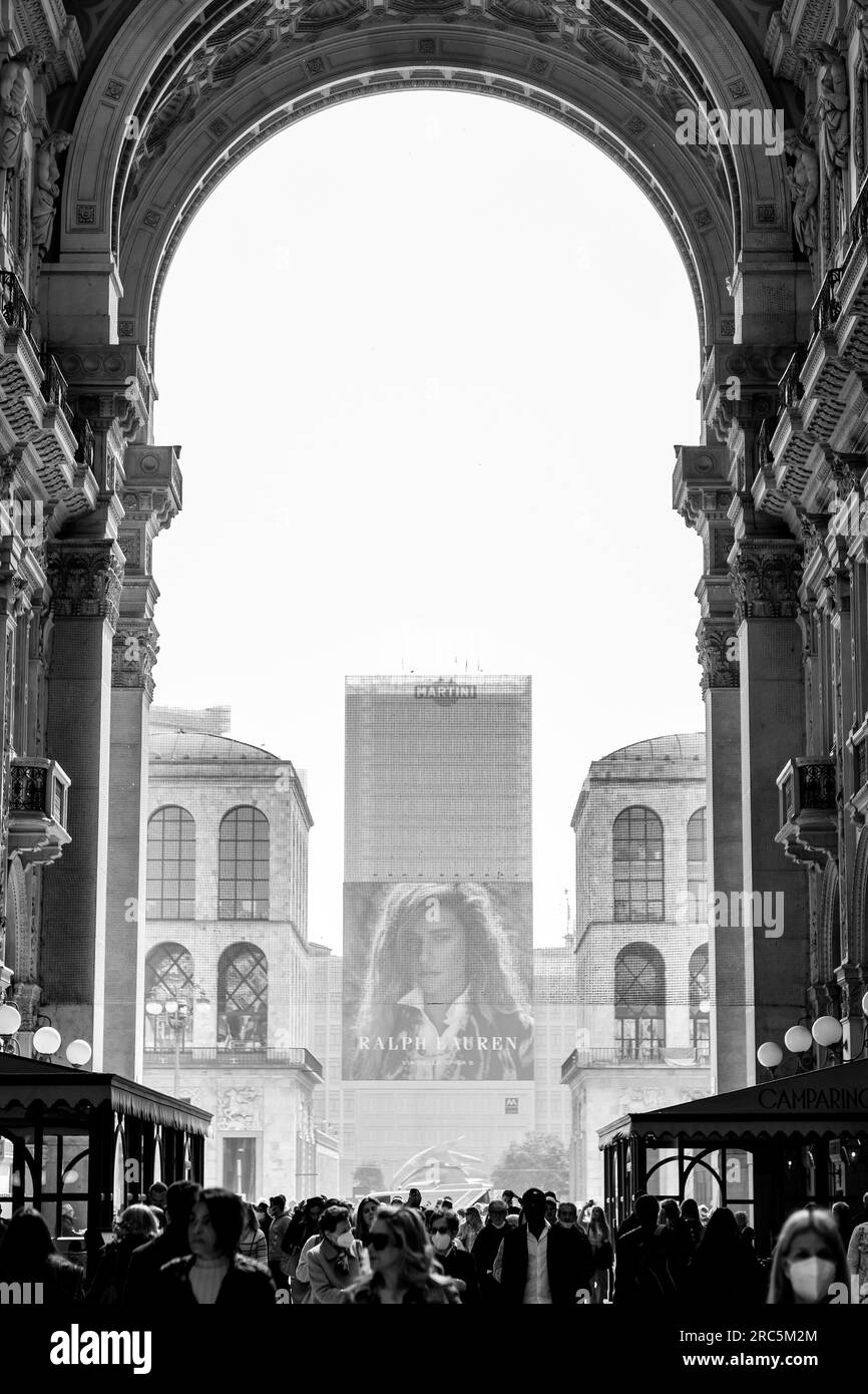 Milán, Italia - 29 de marzo de 2022: La Galleria Vittorio Emanuele II es la galería comercial activa más antigua de Italia y un importante punto de referencia de Milán. Nombrado después de Foto de stock