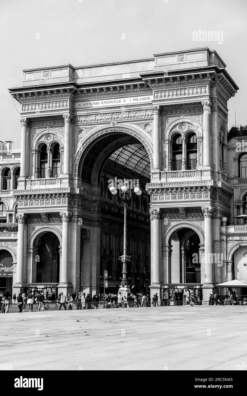 Milán, Italia - 29 de marzo de 2022: La Galleria Vittorio Emanuele II es la galería comercial activa más antigua de Italia y un importante punto de referencia de Milán. Nombrado después de Foto de stock