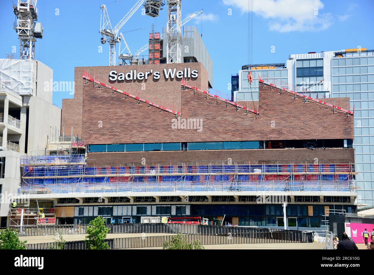 El nuevo Teatro Sadlers Wells en el Queen Elizabeth Olympic Park, Stratford, Londres-Inauguración en 2024 Foto de stock