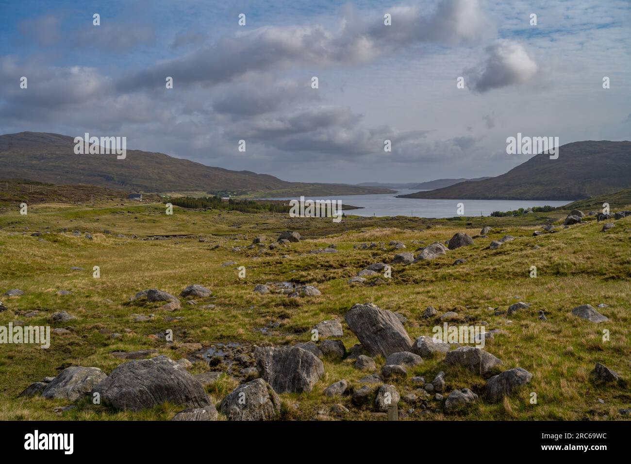 Mirando hacia abajo en Loch Seaforth desde la A859 cerca de Aird A' Mhulaidh Isla de Harris Foto de stock