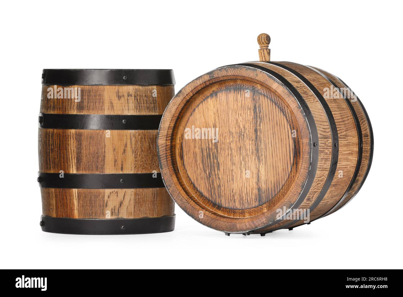 Dos barriles de madera tradicionales aislados en blanco Foto de stock