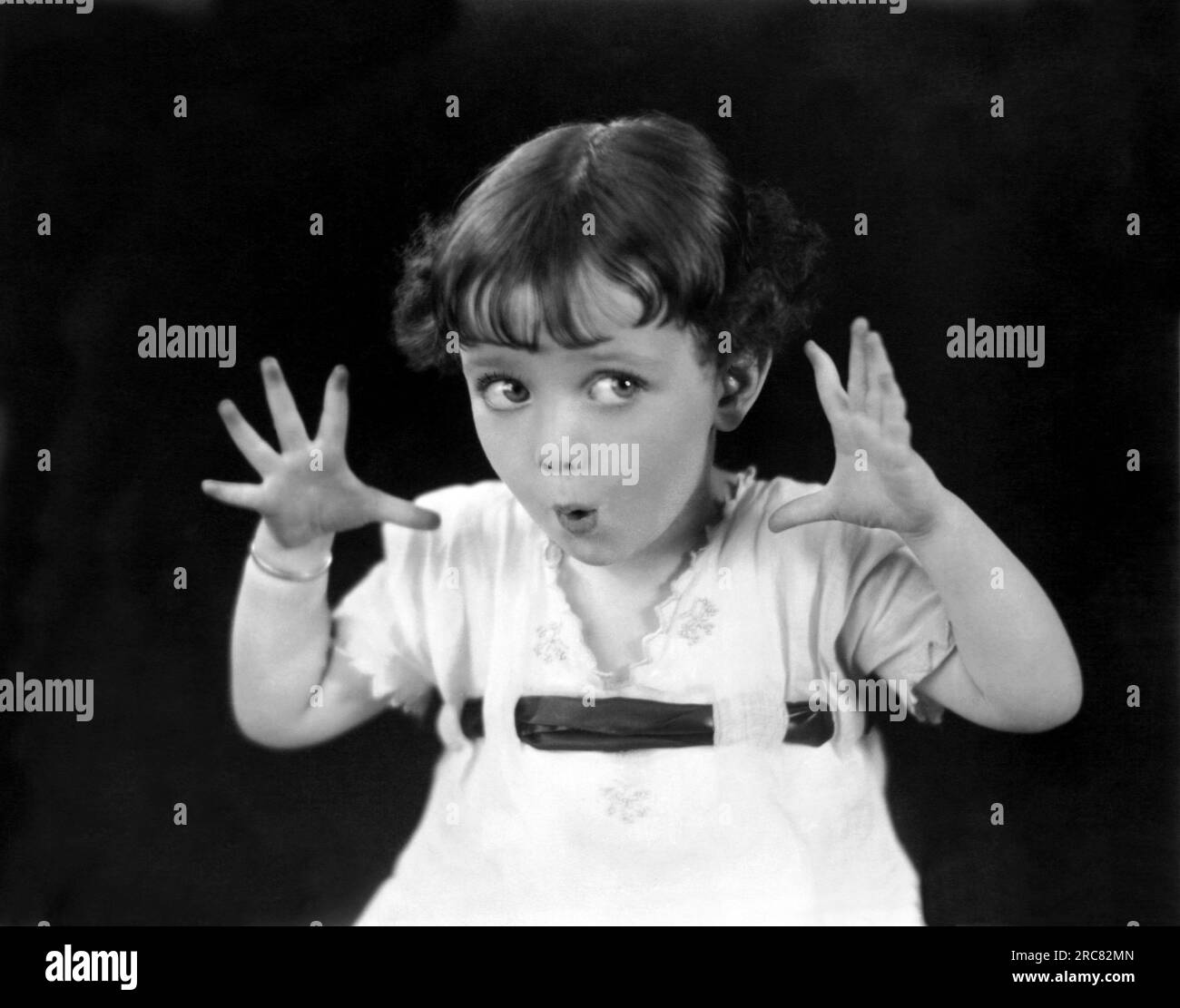 Hollywood, California: 23 de noviembre de 1922. Priscilla Moran, quien tuvo una breve carrera en el cine como actriz infantil, da su mirada aterradora a los 4 años. Foto de stock