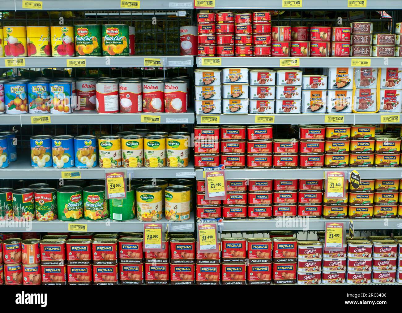 Yogyakarta, Indonesia - 2 de julio de 2023: Comida enlatada con muchos tipos y marcas en el estante del supermercado en Yogyakarta, Indonesia Foto de stock