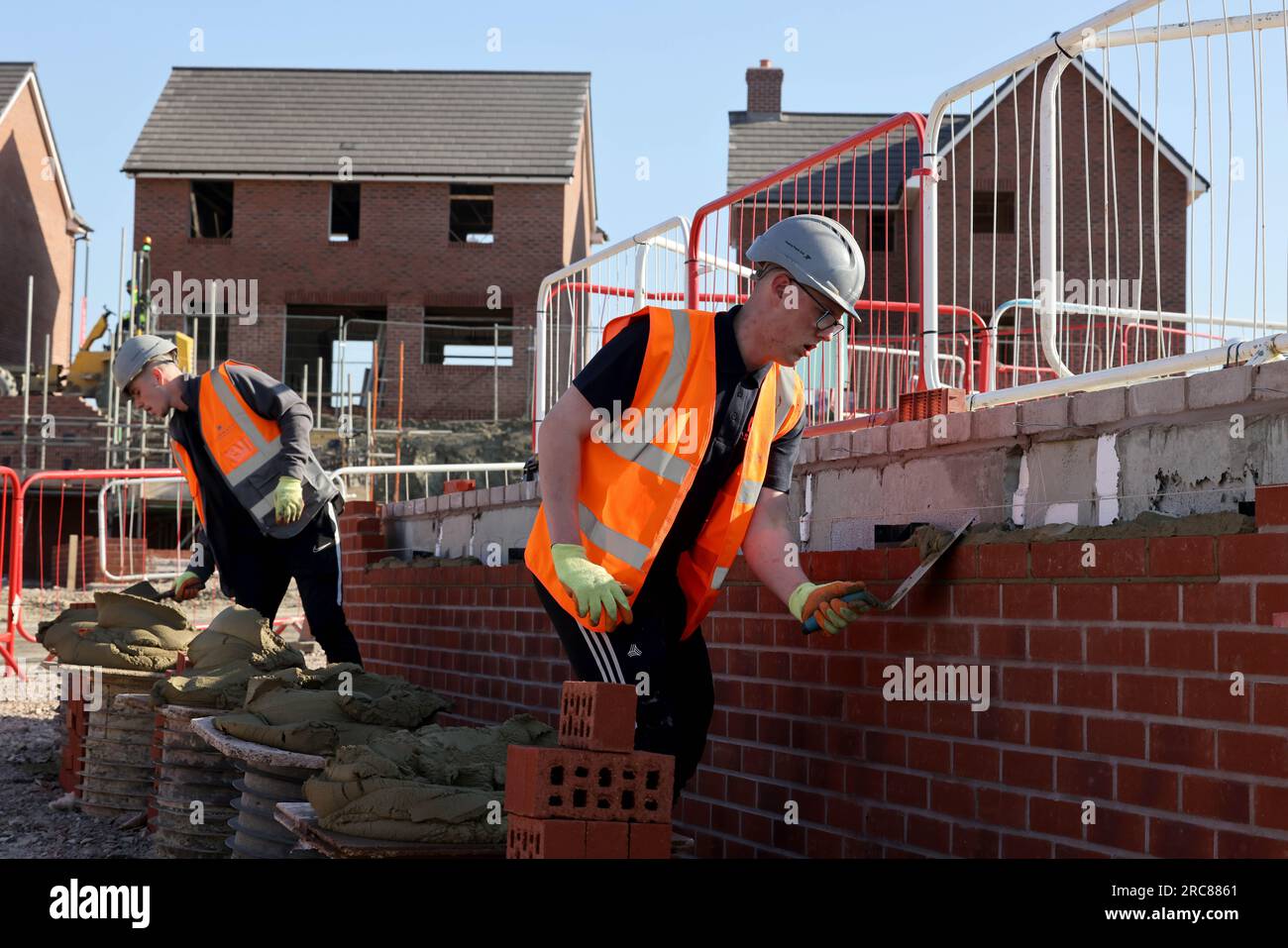 Foto de archivo fechada el 19/04/21 de albañiles en un sitio de