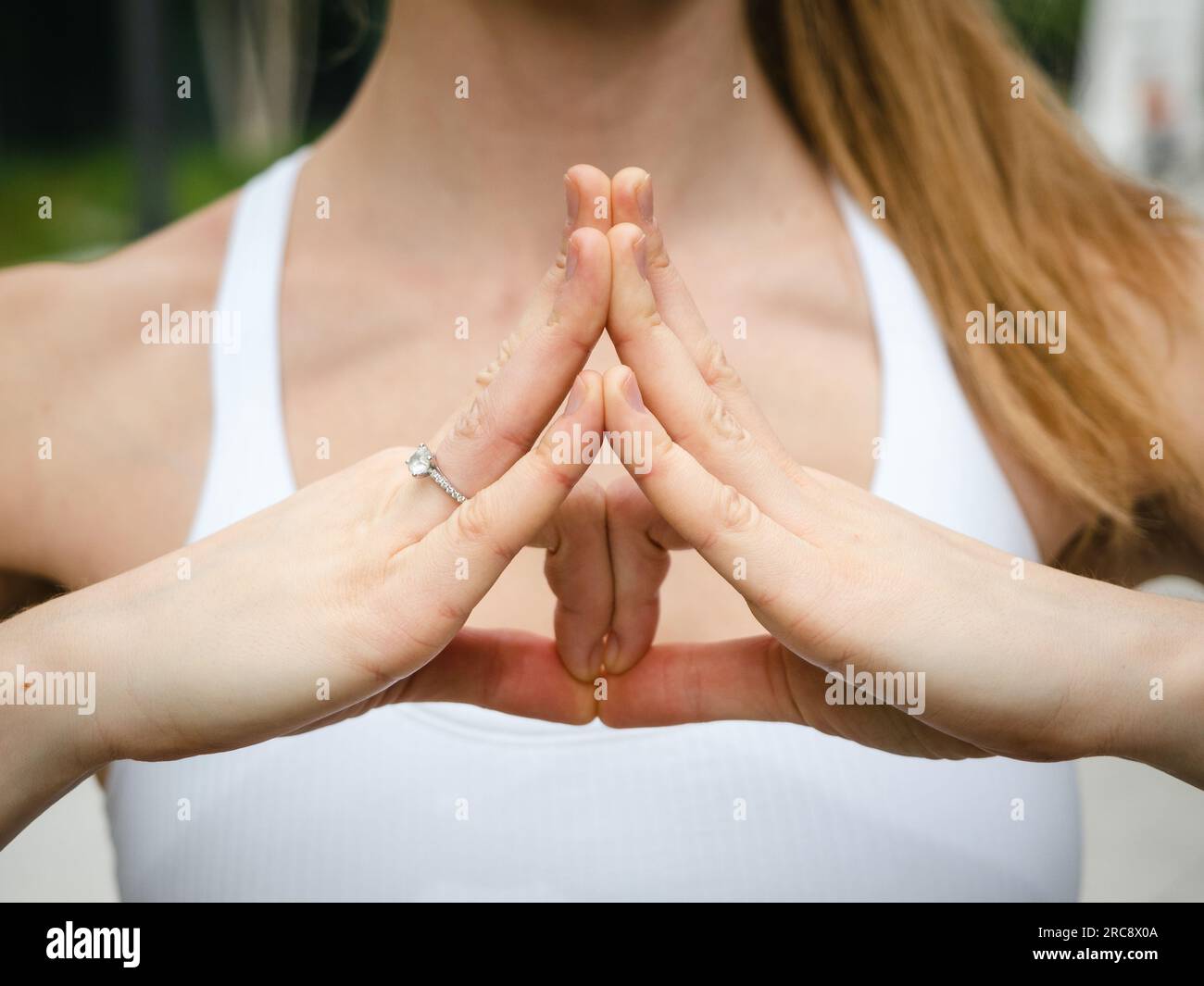 mujer joven practicando yoga y haciendo mudras de yoga con sus manos Foto de stock