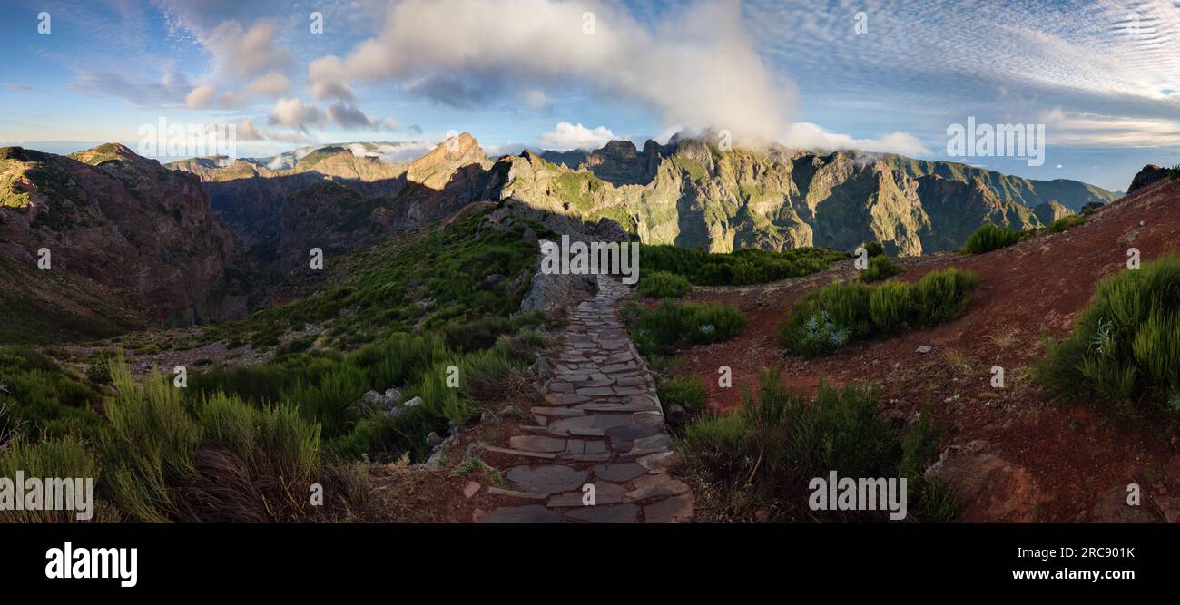 Vista panorámica de la ruta de senderismo desde Pico Arieiro hasta Pico Ruivo, Madeira Foto de stock