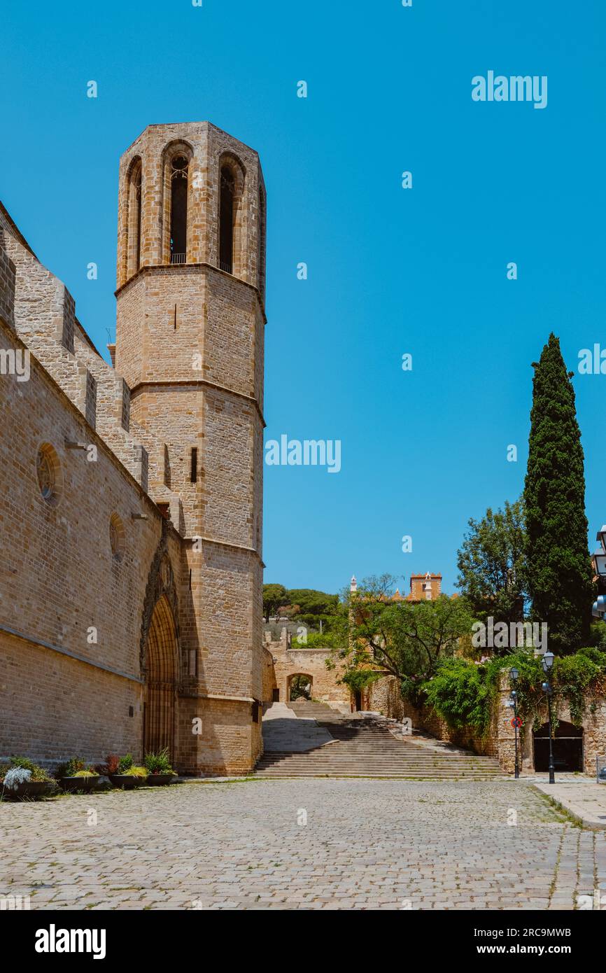 Una vista de la fachada y campanario de la Iglesia del Monasterio de Pedralbes, en Barcelona, Cataluña, España, en un día de verano Foto de stock