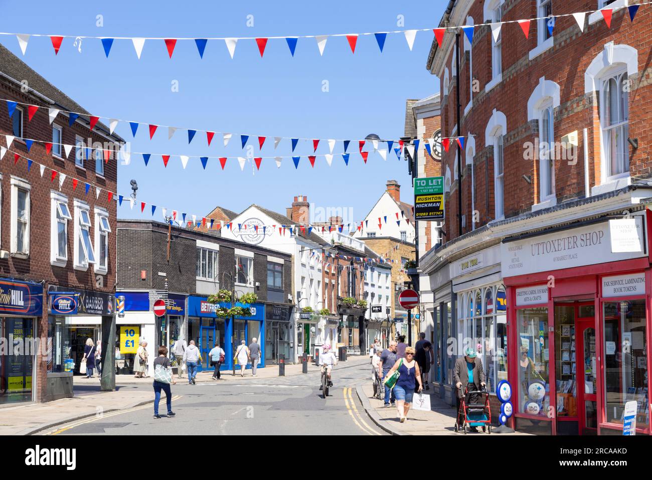 Uttoxeter High Street y tiendas de mercado y tiendas en el centro de la ciudad de Uttoxeter East Staffordshire West Midlands Inglaterra Reino Unido GB Europa Foto de stock