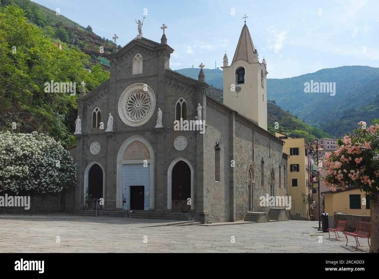 Cinque Terre, Italia - exterior de la Iglesia de San Giovanni Battista en Riomaggiore. Lugar de culto católico. Arquitectura neogótica. Ciudad costera. Foto de stock