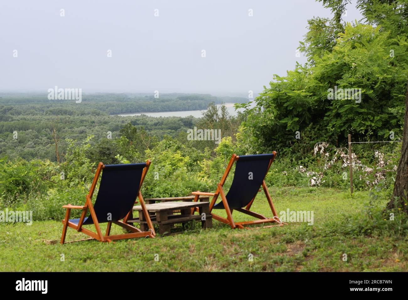 Una hermosa vista hacia Baranja, Hungría y el río Danubio desde el mirador en Batina, Croacia Foto de stock