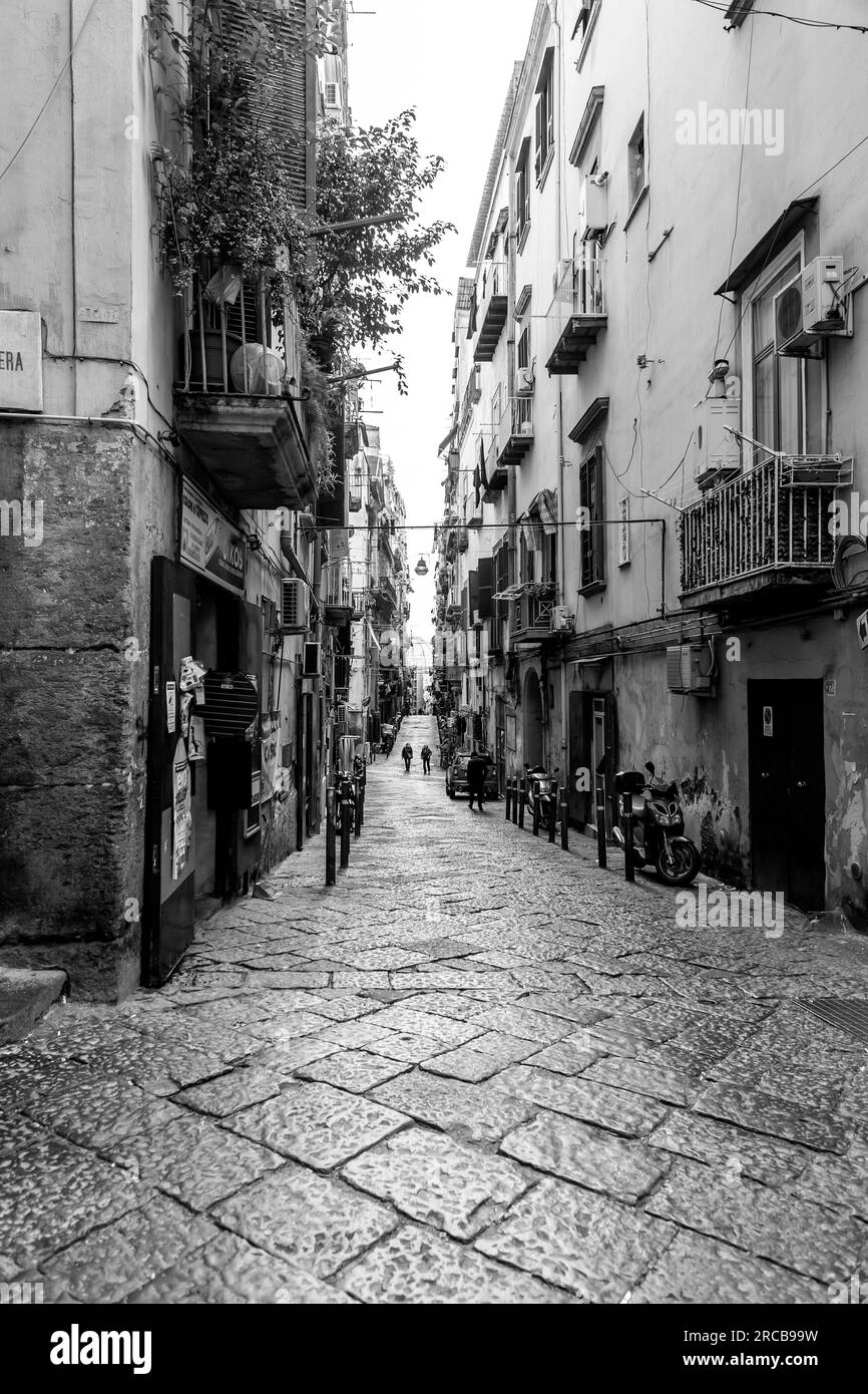 Toallas y sábanas de colores colgando en un tendedero con tendederos de  colores (Pesaro, Italia, Europa Fotografía de stock - Alamy