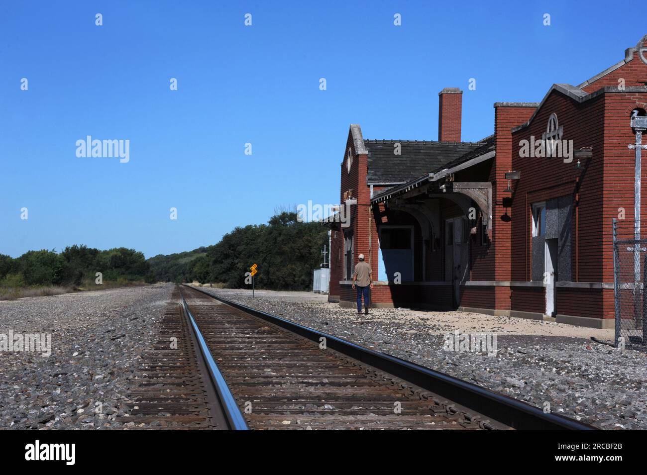 La estación de tren abandonada está en Strong City, Kansas. Antes era una parada en Atchison, Topeka y Santa Fe Railroad. El visitante admira el artesano americano Foto de stock