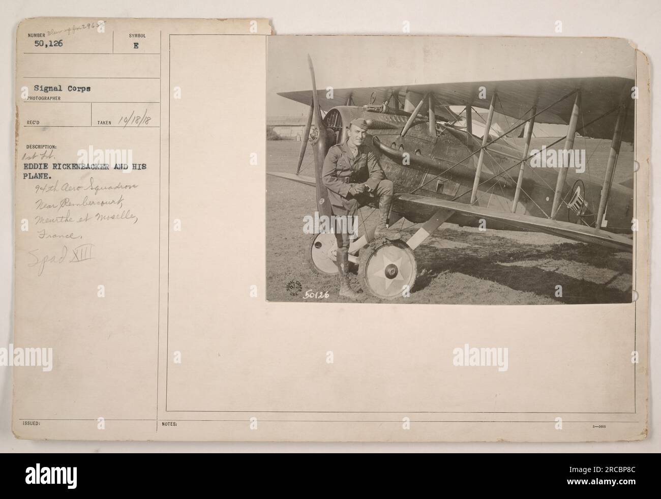 Eddie Rickenbacker, un destacado piloto de la Primera Guerra Mundial, fotografiado con su avión, A Spad XIII, cerca de Rembercourt, Meurthe et Moselle, Francia. La fotografía fue tomada por el fotógrafo de Signal Corps BECO y está etiquetada como #29655 188UED. Rickenbacker fue miembro del 94º Escuadrón Aero. El SPAD XIII fue un avión popular utilizado en la guerra. Foto de stock