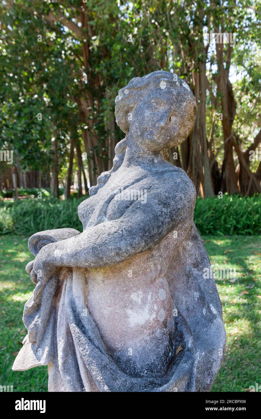 Erosión de una estatua de piedra femenina en un jardín en el Museo John and Mable Ringling, Sarasota, Florida. Foto de stock