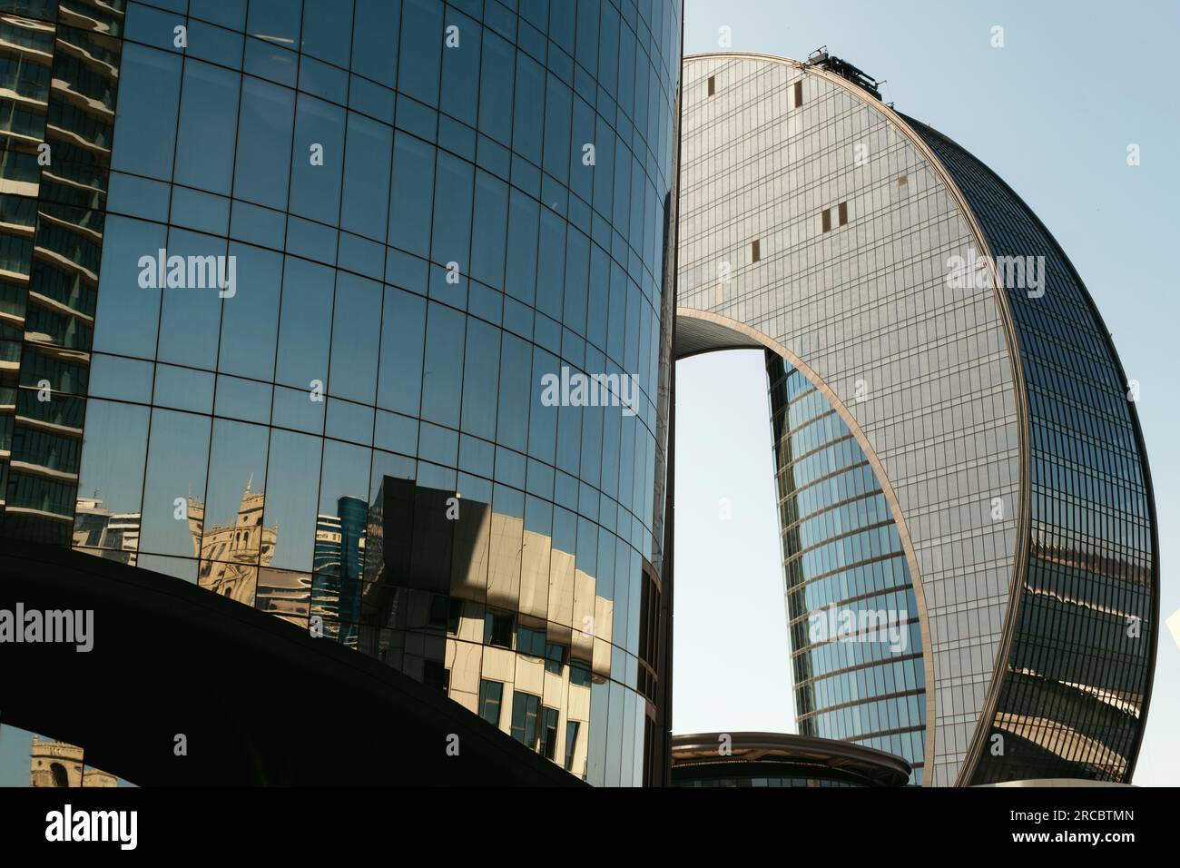 Bakú, Azerbaiyán - 26 de junio de 2023: Toma de la mañana del Hotel Crescent y un rascacielos vecino en Bakú el 26 de junio de 2023. El surfa reflectante Foto de stock