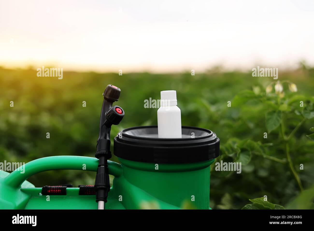 Pequeña botella blanca de pesticida, herbicida para proteger las